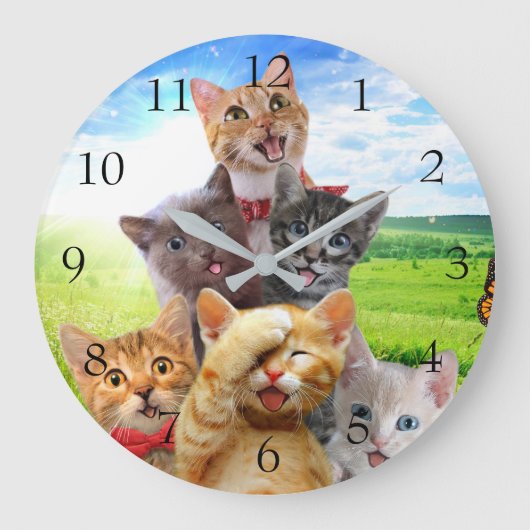 Funny Kittens auf grünem Feld. Große Wanduhr (Vorderseite)