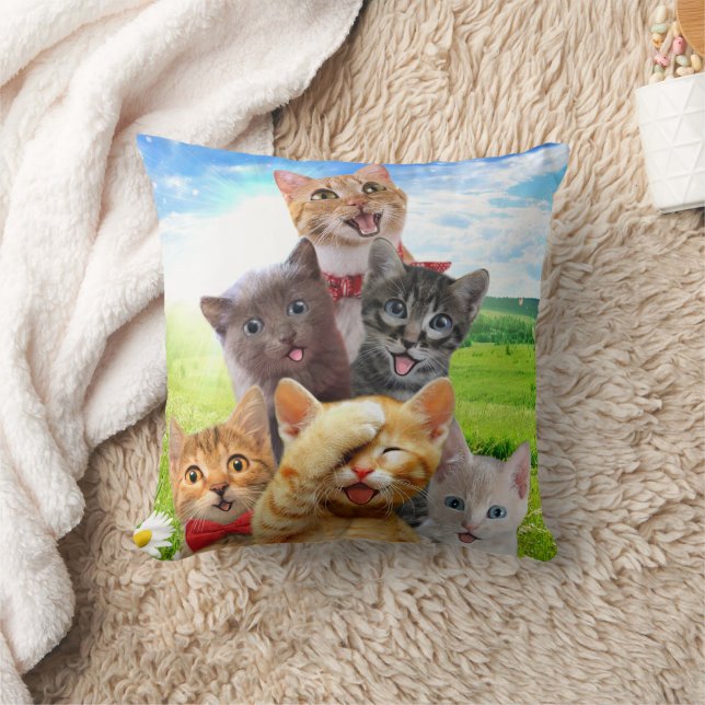 Funny Kittens auf grünem Feld. Kissen (Decke)