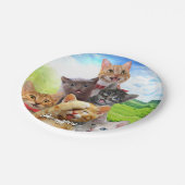Funny Kittens auf grünem Feld. Pappteller (Schrägansicht)