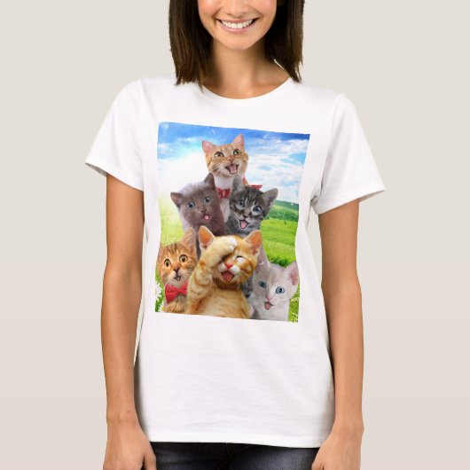 Funny Kittens auf grünem Feld. T-Shirt (Vorderseite)