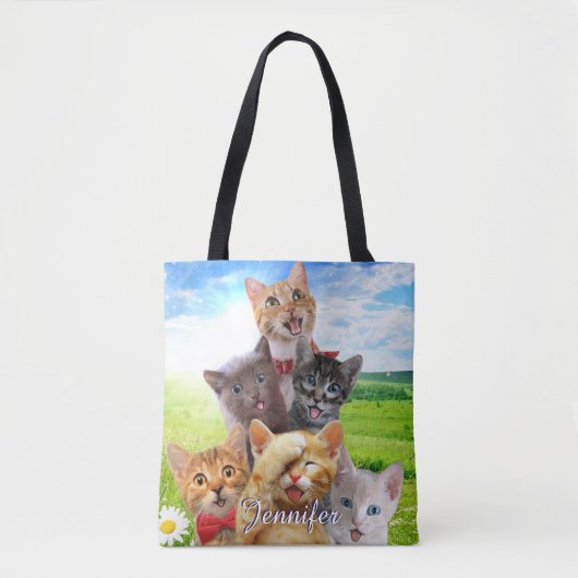 Funny Kittens auf grünem Feld. Tasche (Vorderseite)