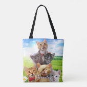 Funny Kittens auf grünem Feld. Tasche (Rückseite)