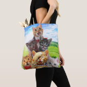 Funny Kittens auf grünem Feld. Tasche (Von Nahem)