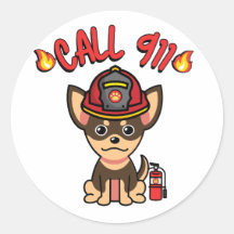 Funny kleiner Hund ist Feuerwehrmann