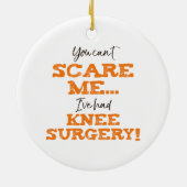 Funny Knee Operation Erholung "Scare" Keramik Ornament (Hinten)