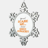 Funny Knee Operation Erholung "Scare" Schneeflocken Zinn-Ornament (Rechts)