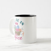 Funny Knitting Crocheting werde ich in meinem Büro Zweifarbige Tasse (Vorderseite Links)