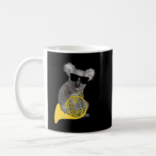Funny Koala trägt Sonnenbrillen und spielt Französ Kaffeetasse