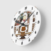 Funny Koch mit Big Hat in der Küche Runde Wanduhr (Winkel)