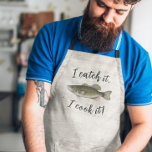 Funny Köche Fisherman Bass Fish Simple Wildlife Schürze<br><div class="desc">Dieses Design zeigt lustige Backmännchen Koch Koch,  Maskuline für ihn Fischer,  Angelangler Camping im Freien,  largemouth Bass Lake Woodland,  ein einfaches minimalistisches Typografie-Text,  trendige stylische Kalligraphie-Skript,  moderne elegante Aquarellbilder,  nach Nordwald einfache minimale,  humorvolle Wildlife Art Deko Fische,  Vintage grüne Waldfarbe</div>