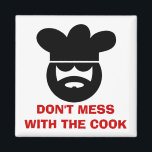 Funny Küchenmagnet | Nicht mit dem Koch durcheinan Magnet<br><div class="desc">Funny Küchenmagnet | Verpasse dich nicht mit dem Koch. Cooler Koch mit großem Bart,  Köchin und Sonnenbrille. Niedliches Geschenk für Koch. Personalisierbarer Text.</div>