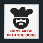 Funny Küchenmagnet | Nicht mit dem Koch durcheinan Magnet<br><div class="desc">Funny Küchenmagnet | Verpasse dich nicht mit dem Koch. Cooler Koch mit großem Bart,  Köchin und Sonnenbrille. Niedliches Geschenk für Koch. Personalisierbarer Text.</div>