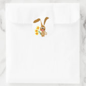 Funny Künstlerisch Bunny Rabbit Holding Daffodil B Runder Aufkleber (Tasche)