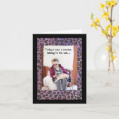 Funny Lady spricht mit ihrem Hund über eine Dame u Karte (Gelbe Blume)