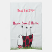 Funny Ladybug Dead Bug Yoga Pose Geschirrtuch (Vertikal)