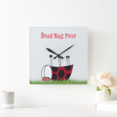 Funny Ladybug Dead Bug Yoga Pose Quadratische Wanduhr (Zuhause)