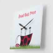 Funny Ladybug Dead Bug Yoga Pose Quadratische Wanduhr (Winkel)