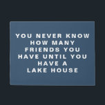 Funny Lake House Freunde Zitat Editable Text Blue Fußmatte<br><div class="desc">Eine lustige Tür in blau für die Besitzer von Seehäusern. Großartiges Geschenk für die Gastgeberin.</div>