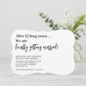 Funny Lässig Getting Married Wedding Einladung (Stehend Vorderseite)