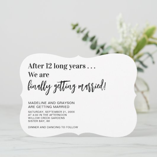 Funny Lässig Getting Married Wedding Einladung (Stehend Vorderseite)