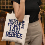 Funny Law School Abschluss Anwalt Spaß Zitat Tragetasche<br><div class="desc">Vertrau mir,  ich habe einen Jurastudium got. Ein lustiges Geschenk für einen Jurastudenten,  der gerade die Bar-Prüfung abgelegt und bestanden hat. Ein kleiner Spaß des Anwalts.</div>