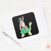Funny Lazy Sloth Riding Sea Turtle Hona Geschenk Quadratischer Aufkleber (Umschlag)