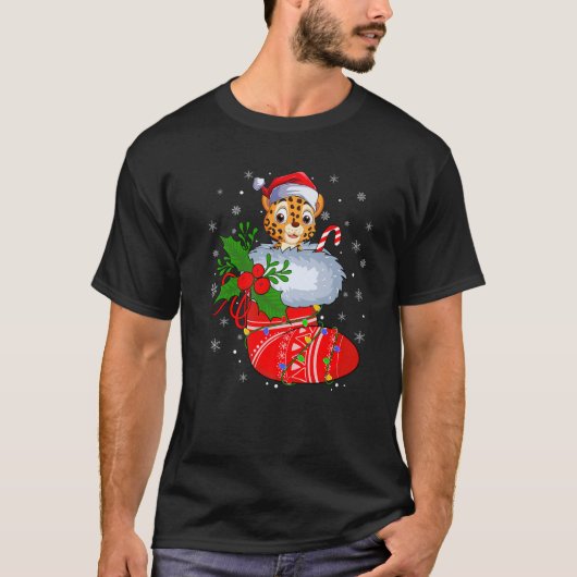 Funny Leopard in den Weihnachtssocken Weihnachtsma T-Shirt (Vorderseite)
