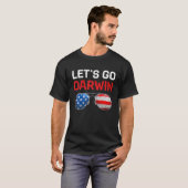 Funny Let's Go Darwin Retro USA Flag Lasse Go Darw T-Shirt (Vorne ganz)