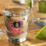 Funny Liebe Foto Schnapsglas<br><div class="desc">Dieses lustige Design ist perfekt für einen Valentinstag,  Jubiläumsgeschenk oder zum Tragen am Junggeselinnen-Abschied! filtriert</div>