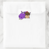 Funny Lila Hippo Eating Cupcake Quadratischer Aufkleber (Tasche)