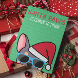 Funny Lilac Tan Frenchie Santa Paws Weihnachten Karte<br><div class="desc">Wenn Sie jemanden kennen, der französische Bullhunde Lieben hat und einen guten Spaß hat, ist diese lustige Weihnachtskarte ideal, um sie während des Festtages zu schicken. Das Design zeigt eine Cartoon-Art-Abbildung eines lila und blassfarbenen französischen Bulldoggen mit einer roten Weihnachtsmannmütze und Sonnenbrille mit der Aufschrift "Santa Paws ist in der...</div>