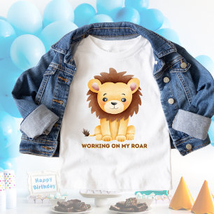 Funny Lion arbeitet an meinem Roar Kleinkind T-shirt