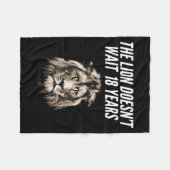 Funny Lion Meme The Lion Doesn't Wait 18 Years Gen Fleecedecke (Vorderseite (Horizontal))
