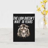 Funny Lion Meme The Lion Doesn't Wait 18 Years Gen Karte (Gelbe Blume)
