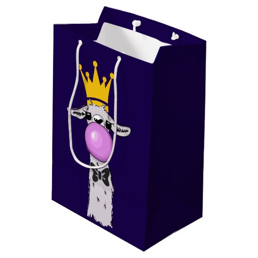 Funny Llama Illustration bläst eine rosa Blase Mittlere Geschenktüte (Rückseite Schrägansicht)