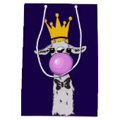 Funny Llama Illustration bläst eine rosa Blase Mittlere Geschenktüte (Rückseite)