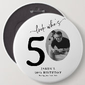 Funny 'Look Who's 50' Stilvoll 50. Geburtstag Button (Vorne & Hinten)