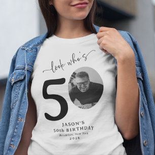 Funny 'Look Who's 50' Stilvoll 50. Geburtstag T-Shirt