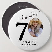 Funny 'Look Who's 70' Stilvoll 70. Geburtstag Button (Vorne & Hinten)