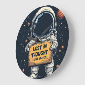Funny Lost in Thought Astronaut Space Illustration Große Wanduhr (Winkel)