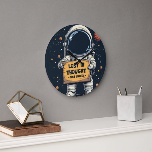 Funny Lost in Thought Astronaut Space Illustration Große Wanduhr (Büro)