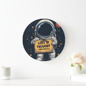 Funny Lost in Thought Astronaut Space Illustration Große Wanduhr (Zuhause)