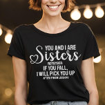 Funny Love Sister Zitat, wenn Sie Herzensskript fa T-Shirt<br><div class="desc">Ein lustiges Geschenk für Ihre Schwester mit dem Zitat: "Sie und ich sind Schwestern,  denken Sie daran: Wenn Sie fallen,  hole ich Sie ab,  nachdem ich mit dem Lachen fertig bin."</div>