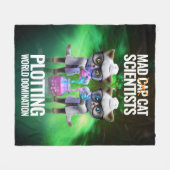 Funny Mad Cat Scientists planen Weltherrschaft Fleecedecke (Vorderseite (Horizontal))