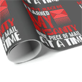 Funny Mailman Spaß Insanity Mail Carrier Sprichwor Geschenkpapier (Rolleneckpunkt)