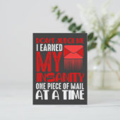 Funny Mailman Spaß Insanity Mail Carrier Sprichwor Postkarte (Stehend Vorderseite)