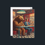 Funny Man and Bear bei Retro Diner Postkarte<br><div class="desc">KI generierte Kunst als Mann und Bär,  die an einem Tisch bei einem Retro-Diner saßen</div>