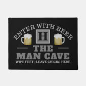 Funny MAN CAVE mit Monogram und Bier auf BLACK Fußmatte (Vorderseite)