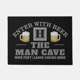 Funny MAN CAVE mit Monogram und Bier auf BLACK Fußmatte