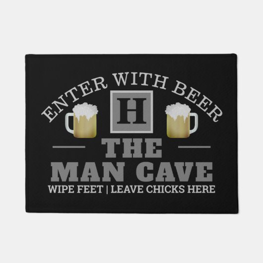 Funny MAN CAVE mit Monogram und Bier auf BLACK Fußmatte (Vorderseite)